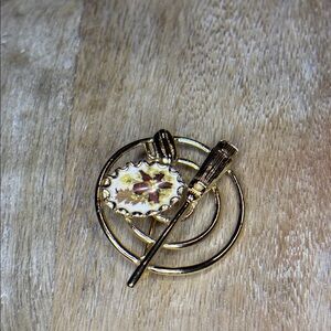 Dried Preserved Flowers Painters, Easel gold, vintage style round brooch